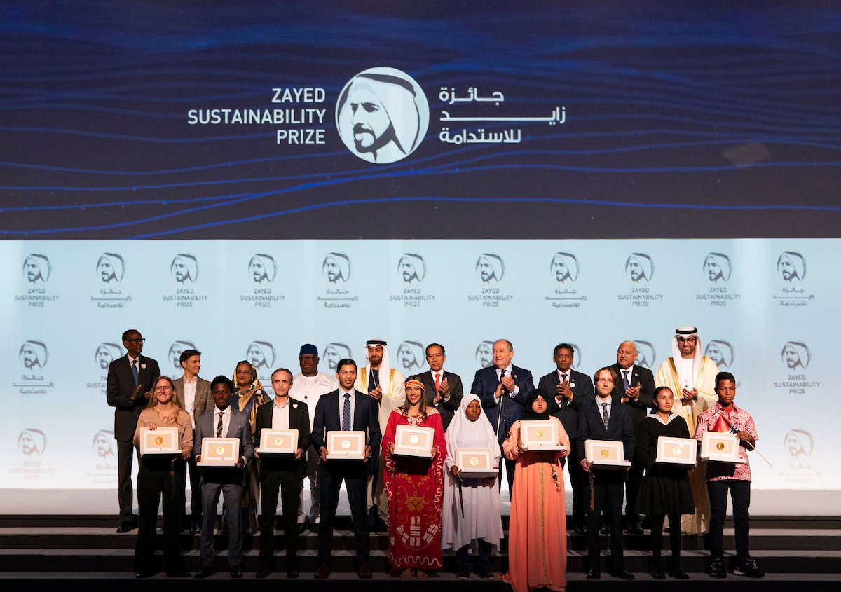 Group-photo-of-HH-Sheikh-Mohamed-Bin-Zayed-along-with-heads-of-state-senior-officials-with-winners